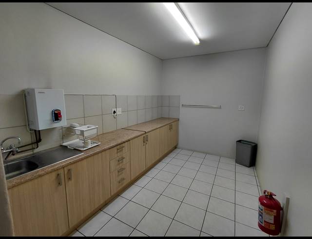 144M² OFFICE TO LET IN HALFWAY HOUSE